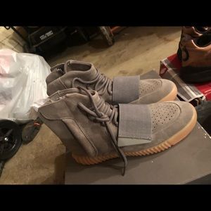 Yeezy Gum 750’s size 10.5 REPLICAS